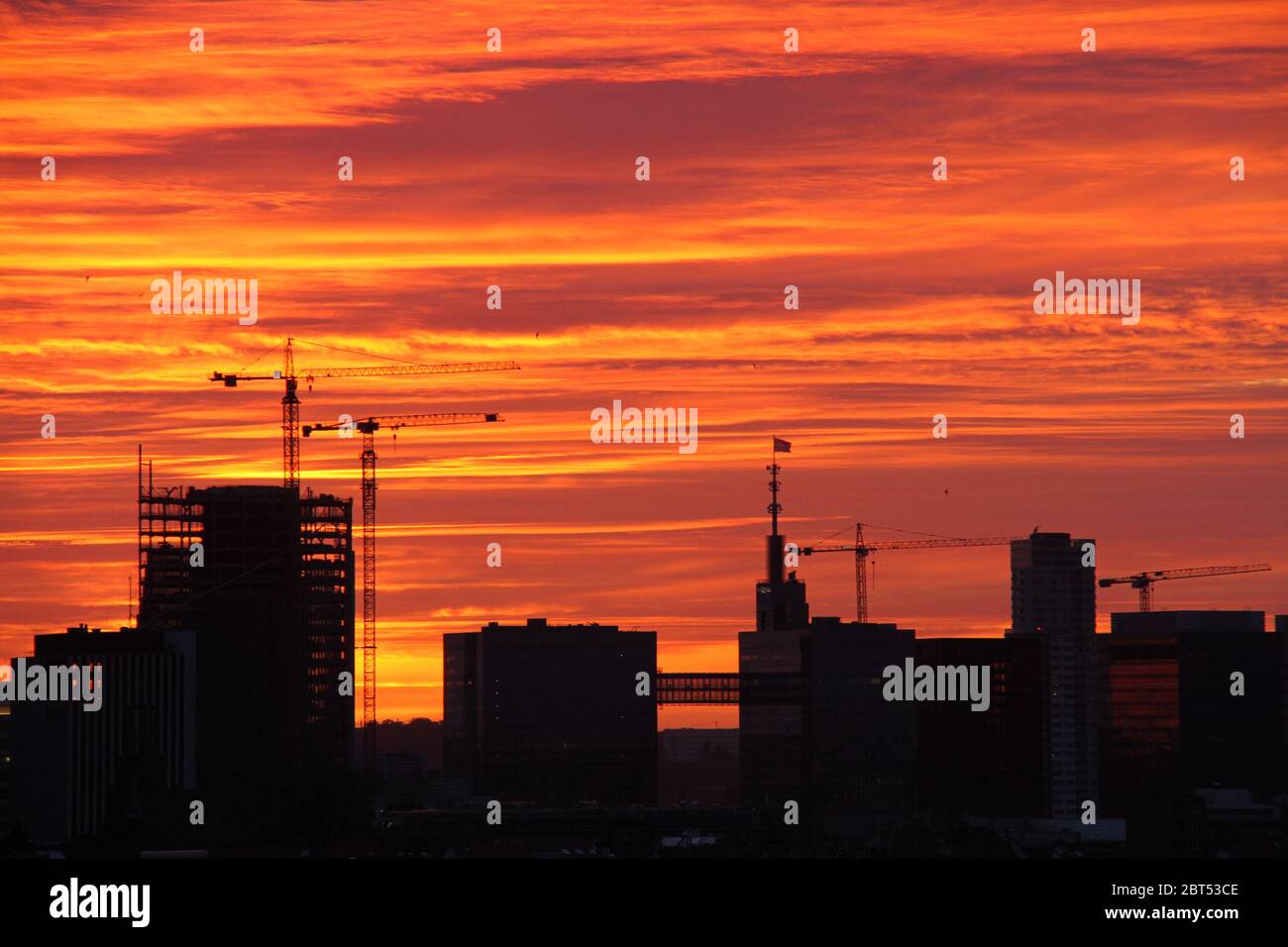 Bruxelles, Belgique. 22 mai 2020. Le nuage et l'horizon de la ville sont vus au crépuscule à Bruxelles, Belgique, le 22 mai 2020. Credit: Zheng Huansong/Xinhua/Alay Live News Banque D'Images