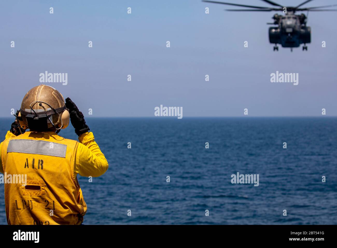 200504-N-GR168-1023 GOLFE PERSIQUE (le 04 mai 2020) Aviation Boatswain’s Mate (Handling) Airman Adrian Lopez, affecté au navire de transport amphibie USS New York (LPD 21), signale un hélicoptère MH-53F Sea Dragon, attaché aux Blackhawks of Helicopter Mine Surcontrests Squadron (HM) 15, sur le pont de vol de New York, 04 mai 2020. New York, avec le Bataan Amphiobie Ready Group et avec embarqué 26e unité expéditionnaire maritime, est déployé dans la zone d'opérations de la 5e flotte américaine pour soutenir les opérations navales afin d'assurer la stabilité et la sécurité maritimes dans la région centrale, connexe Banque D'Images