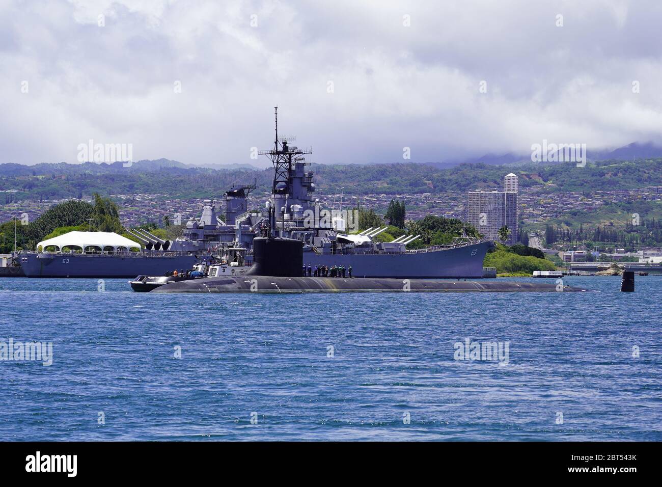 PEARL HARBOR, Hawaii (10 mai 2020) – USS Missouri (SSN 780), un sous-marin d'attaque rapide de classe Virginia, passe devant le navire de guerre historique Missouri (BB-63) avant de partir pour des essais en mer le 10 mai. Les travaux d'entretien et de modernisation de routine du Missouri ont été achevés cinq jours avant le calendrier prévu après des essais en mer réussis et la certification. La disponibilité récente du sous-marin au chantier naval de Pearl Harbor et à l'installation d'entretien intermédiaire a nécessité 2.2 millions d'heures de travail pour accomplir plus de 20,000 emplois qui assureront que le navire reste pleinement opérationnel pendant sa durée de vie prévue de 33 ans. Banque D'Images