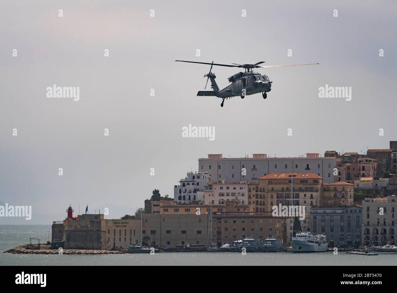 200515-N-RG482- GAETA, Italie (15 mai 2020) Mount Whitney est le 6e navire amiral de la flotte américaine, qui a été domiciliaire à Gaeta, en Italie, et qui opère avec une équipe combinée de marins américains et de marins militaires de la fonction publique du Commandement du Sealift. (ÉTATS-UNIS Photo marine par le spécialiste des communications de masse de 1ère classe Kyle Steckler) Banque D'Images