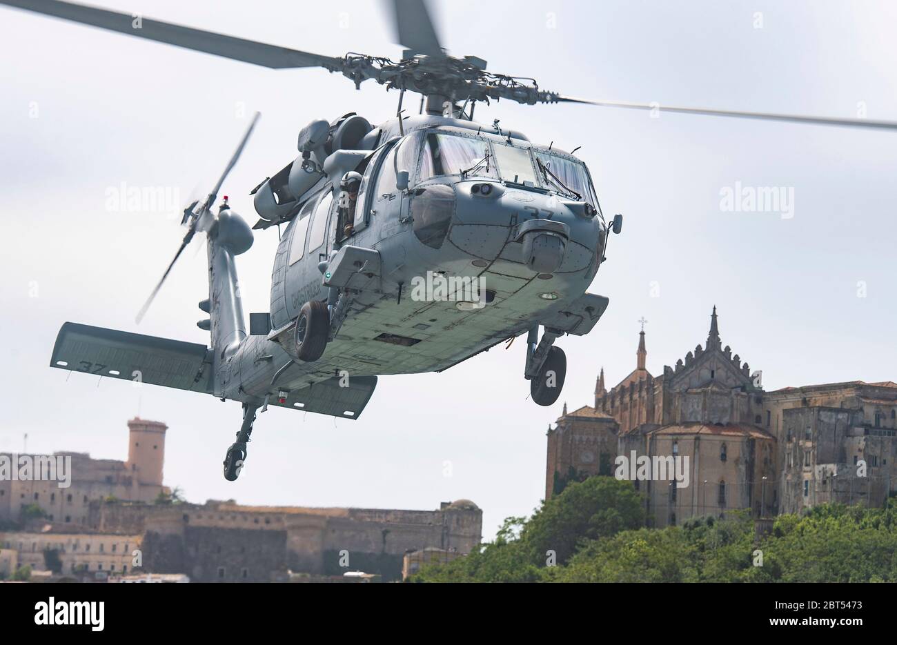 200515-N-RG482-0397 GAETA (Italie) (le 15 mai 2020) un Haucon MH-60 affecté aux « baleines-dragons » de l'escadron de combat en mer (HSC) 28, piloté par le capitaine Cassidy Norman, commandant du navire de commandement et de contrôle de classe Blue Ridge USS Mount Whitney (LCC 20), Se prépare à atterrir à bord du navire à Gaeta, Italie, le 15 mai 2020. Mount Whitney pratique actuellement la distanciation sociale et d'autres mesures de protection en réponse à la COVID-19. Mount Whitney est le navire-amiral de la 6e flotte américaine, qui a son domicile à Gaeta, en Italie, et qui opère avec un équipage combiné de marins américains et de militaires Sealift Comran Banque D'Images