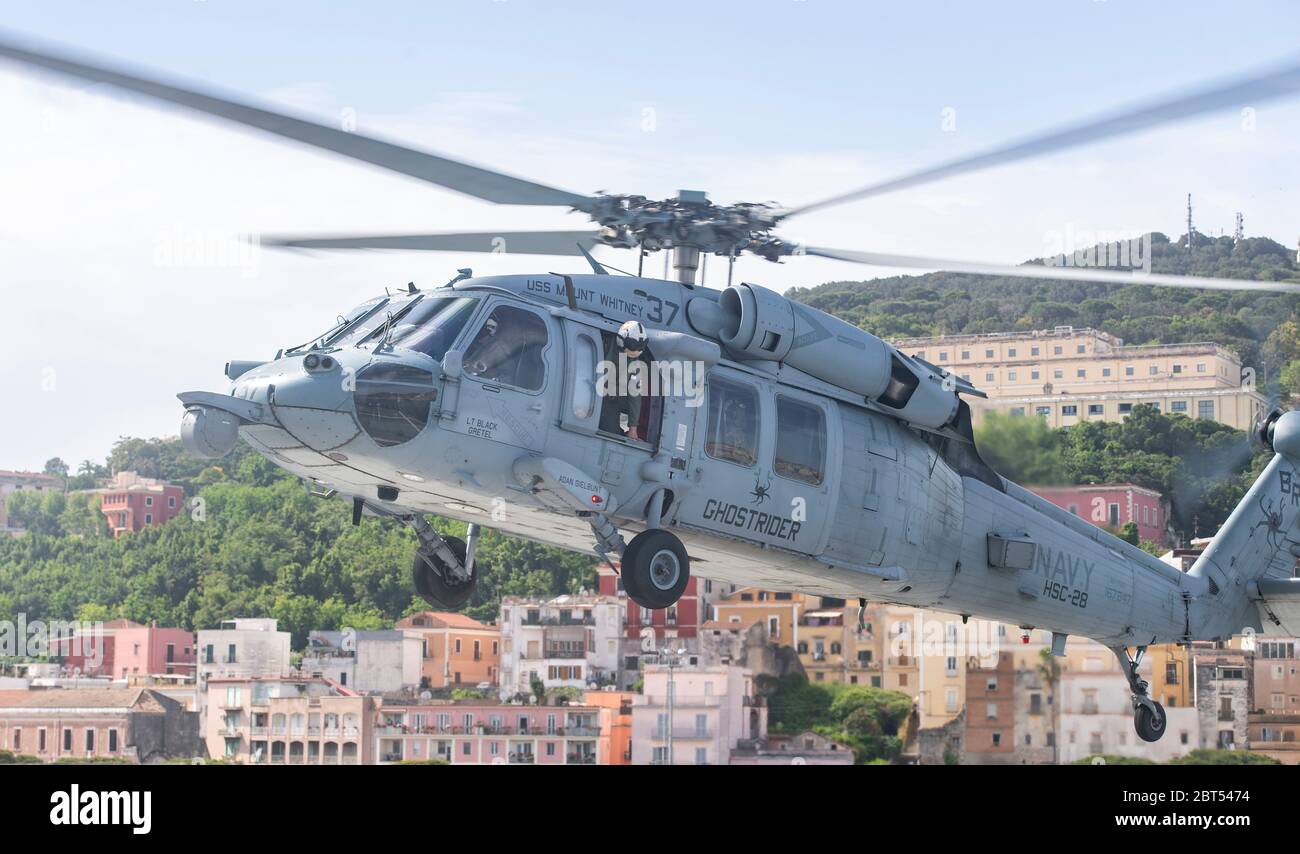 200515-N-RG482- GAETA, Italie (15 mai 2020) Mount Whitney est le 6e navire amiral de la flotte américaine, qui a été domiciliaire à Gaeta, en Italie, et qui opère avec une équipe combinée de marins américains et de marins militaires de la fonction publique du Commandement du Sealift. (ÉTATS-UNIS Photo marine par le spécialiste des communications de masse de 1ère classe Kyle Steckler) Banque D'Images