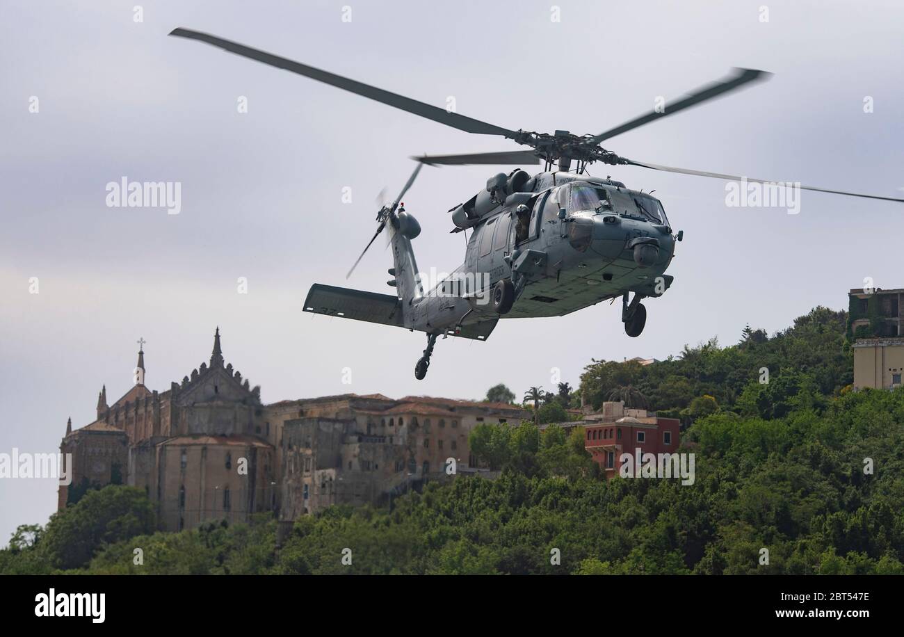 200515-N-RG482- GAETA, Italie (15 mai 2020) Mount Whitney est le 6e navire amiral de la flotte américaine, qui a été domiciliaire à Gaeta, en Italie, et qui opère avec une équipe combinée de marins américains et de marins militaires de la fonction publique du Commandement du Sealift. (ÉTATS-UNIS Photo marine par le spécialiste des communications de masse de 1ère classe Kyle Steckler) Banque D'Images