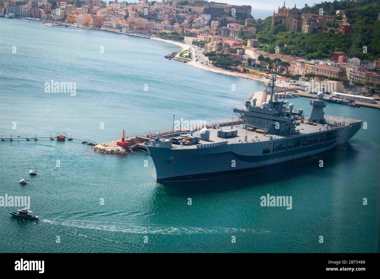 200515-N-BM428-0020 GAETA, Italie (15 mai 2020) le navire de commandement et de contrôle de classe Blue Ridge USS Mount Whitney (LCC 20) est installé dans le port de Gaeta, Italie, le 15 mai 2020. Mount Whitney pratique actuellement la distanciation sociale et d'autres mesures de protection en réponse à la COVID-19. Mount Whitney est le navire-amiral de la 6e flotte américaine, qui a son domicile à Gaeta, et qui opère avec une équipe combinée de marins américains et de marins de la fonction publique du Commandement militaire du Sealift. (ÉTATS-UNIS Photo marine par le Spécialiste communication de masse 2ème classe Damon Grosvenor) Banque D'Images