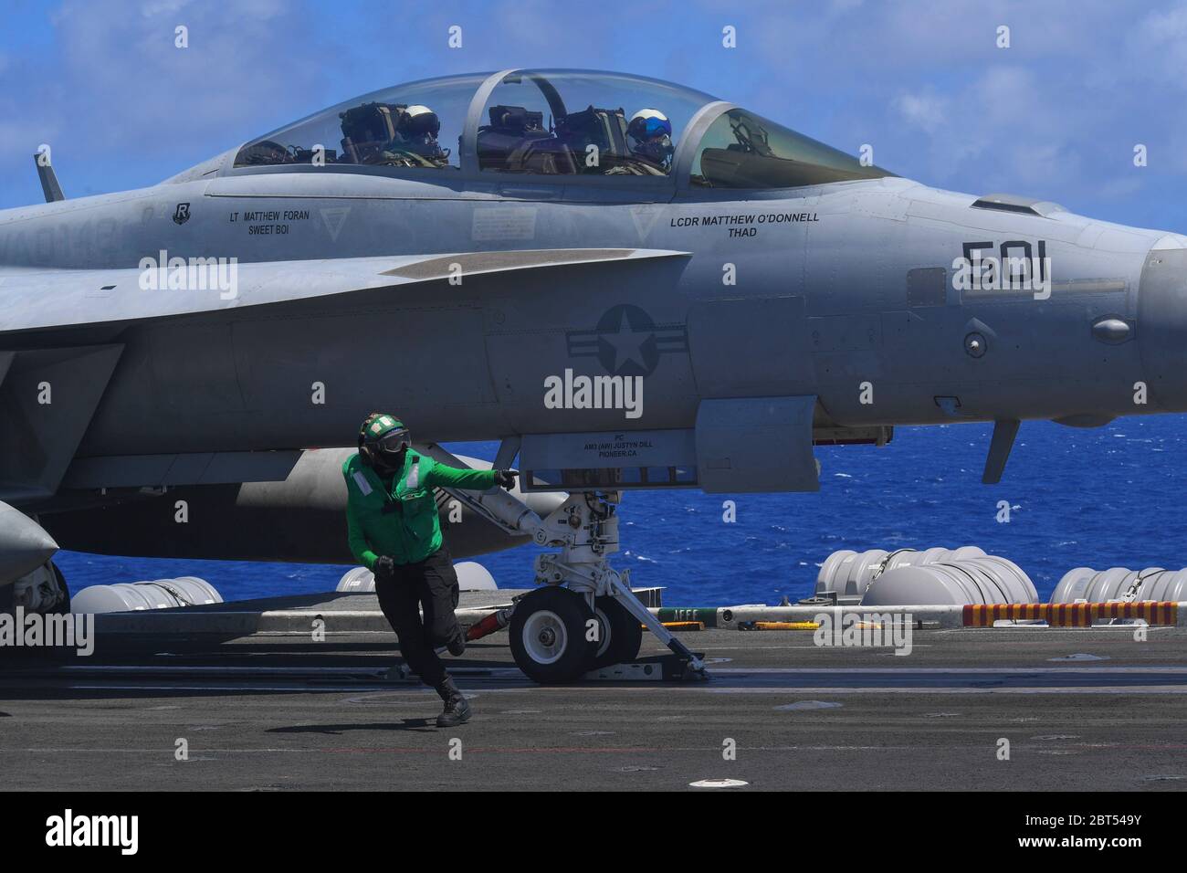 US Navy Aviation Boatswain’s Mate (Equipment) 3rd Class Kyra Jones-Jackson, de Bossier City, en Louisiane, traverse le pont de vol du porte-avions USS Theodore Roosevelt (CVN 71) après avoir relié un E/A 18G Growler, affecté aux “Grey Wolves” de l’escadron d’attaque électronique (VAQ) 142, au catapulte le 22 mai, 2020. Après une visite prolongée à Guam au milieu de la pandémie mondiale COVID-19, Theodore Roosevelt est en cours de formation de transporteur pendant un déploiement dans l'Indo-Pacifique. (Photo DE la marine AMÉRICAINE par le Matelot de 1re classe Erik Melgar, spécialiste des communications de masse) Banque D'Images