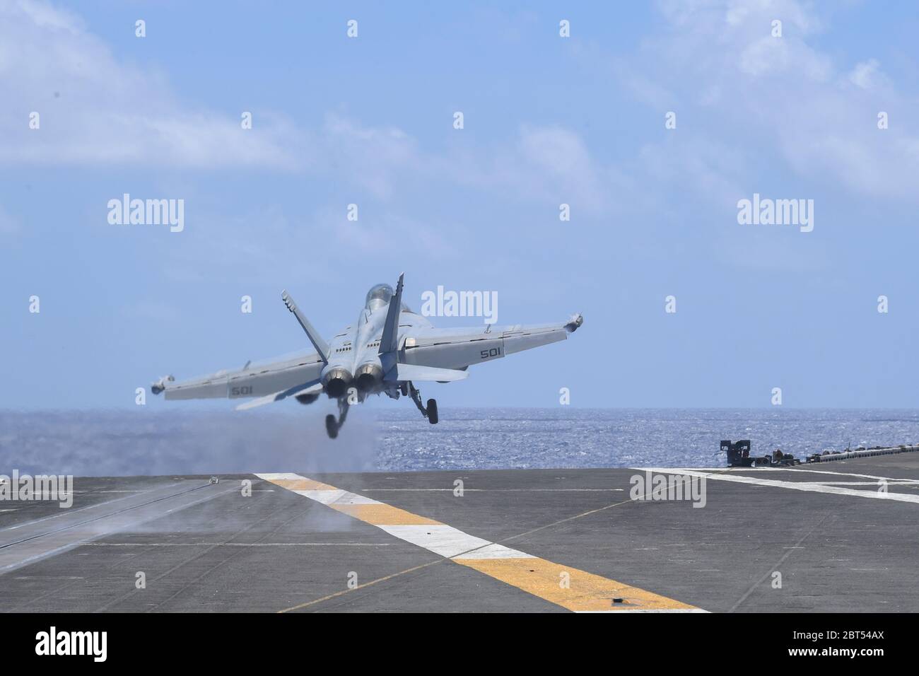 Un E/A-18G Growler, affecté aux “loups gris” de l’escadron d’attaque électronique (VAQ) 142, est lancé à partir du pont de vol du porte-avions USS Theodore Roosevelt (CVN 71) le 22 mai 2020. Après une visite prolongée à Guam au milieu de la pandémie mondiale COVID-19, Theodore Roosevelt est en cours de formation de transporteur pendant un déploiement dans l'Indo-Pacifique. (Photo DE la marine AMÉRICAINE par le Matelot de 1re classe Erik Melgar, spécialiste des communications de masse) Banque D'Images