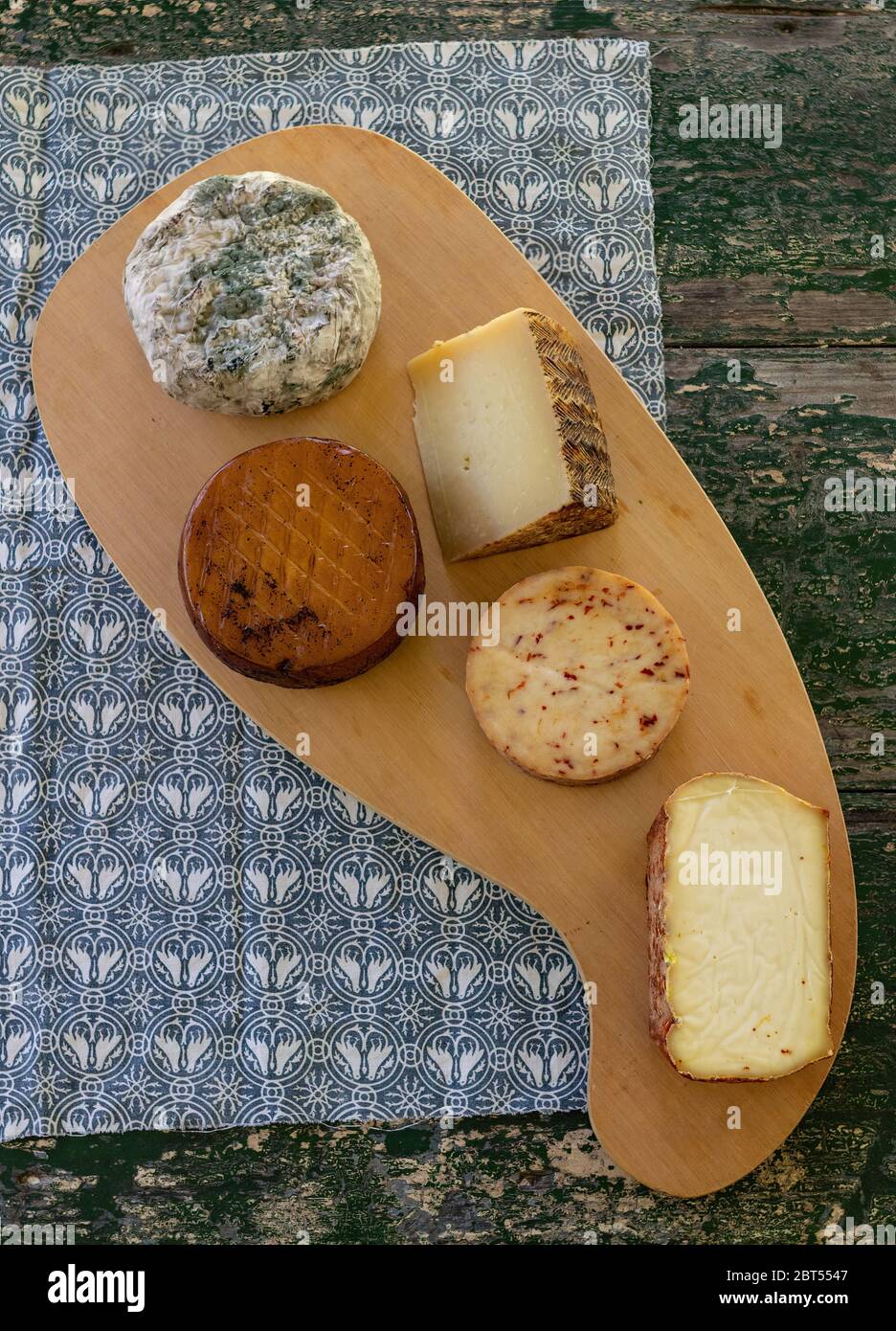 Vue de dessus de fromages variés sur un panneau rustique en bois. Fromage bleu, fromage fumé, fromage Manchego, fromage fumé. Banque D'Images