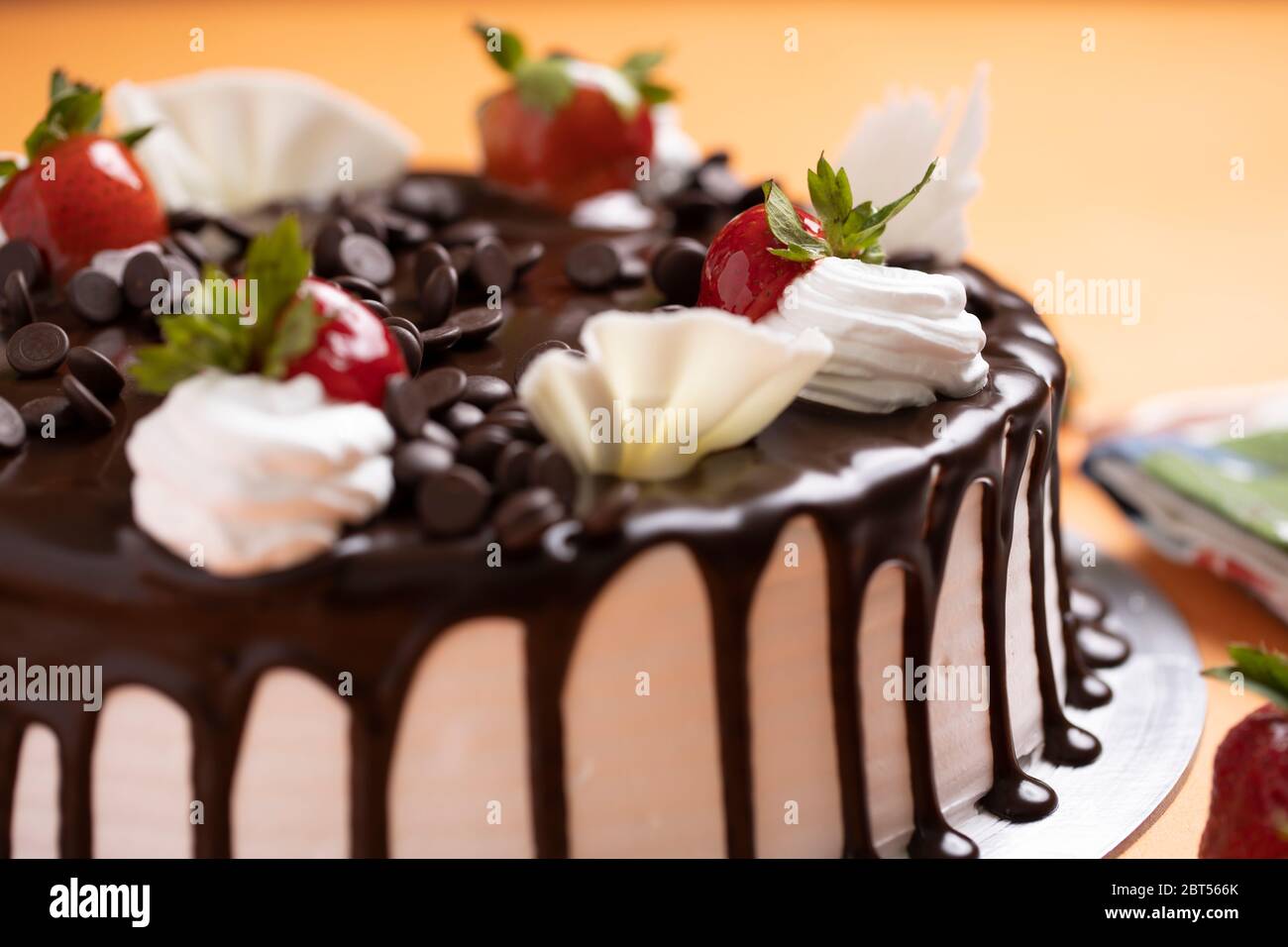 Gateau A La Vanille Avec Garniture Au Chocolat Chaud Et Fraise Glacee Gateau Au Chocolat Avec Photo De La Ganache Au Chocolat Photo Stock Alamy Gateau A La Vanille Avec Garniture Au Chocolat Chaud Et Fraise Glacee Gateau Au Chocolat Avec Photo De La Ganache Au Chocolat Photo Stock Alamy