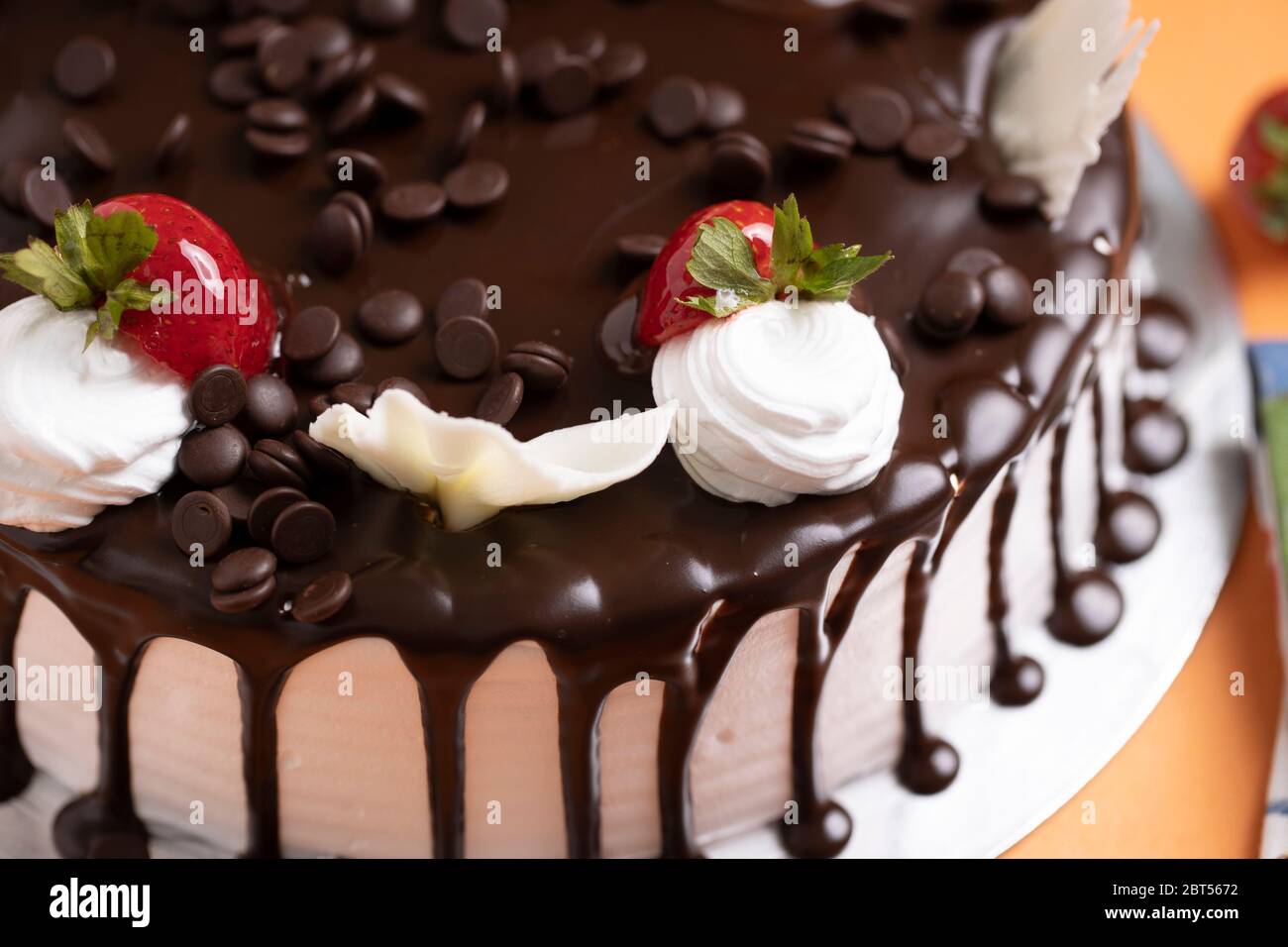 Gateau A La Vanille Avec Garniture Au Chocolat Chaud Et Fraise Glacee Gateau Au Chocolat Avec Photo De La Ganache Au Chocolat Photo Stock Alamy Gateau A La Vanille Avec Garniture Au Chocolat Chaud Et Fraise Glacee Gateau Au Chocolat Avec Photo De La Ganache Au Chocolat Photo Stock Alamy