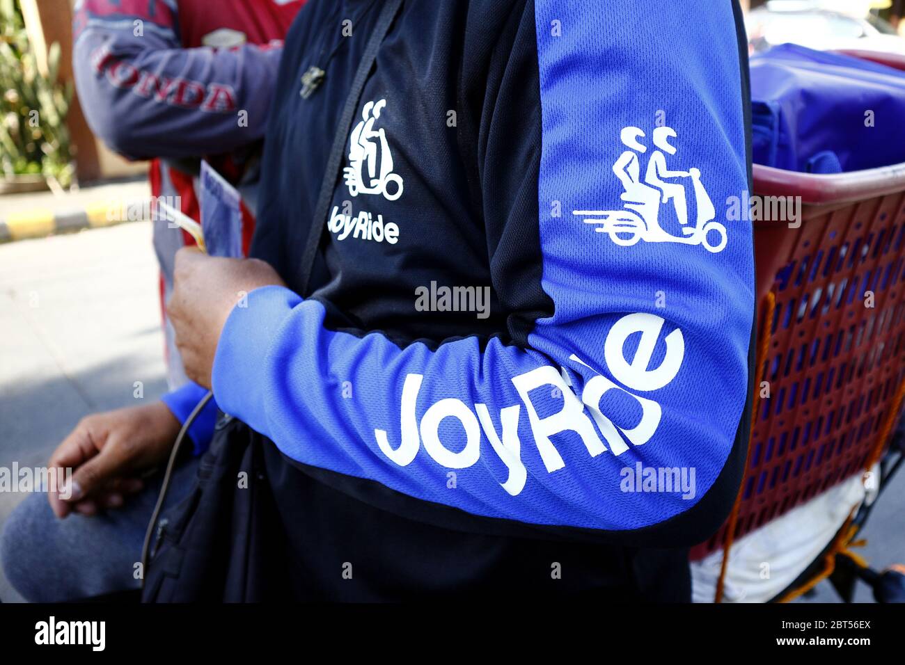 Antipolo City, Philippines - 21 mai 2020 : uniforme de travail officiel et logo d'un motard taxi et messager. Banque D'Images