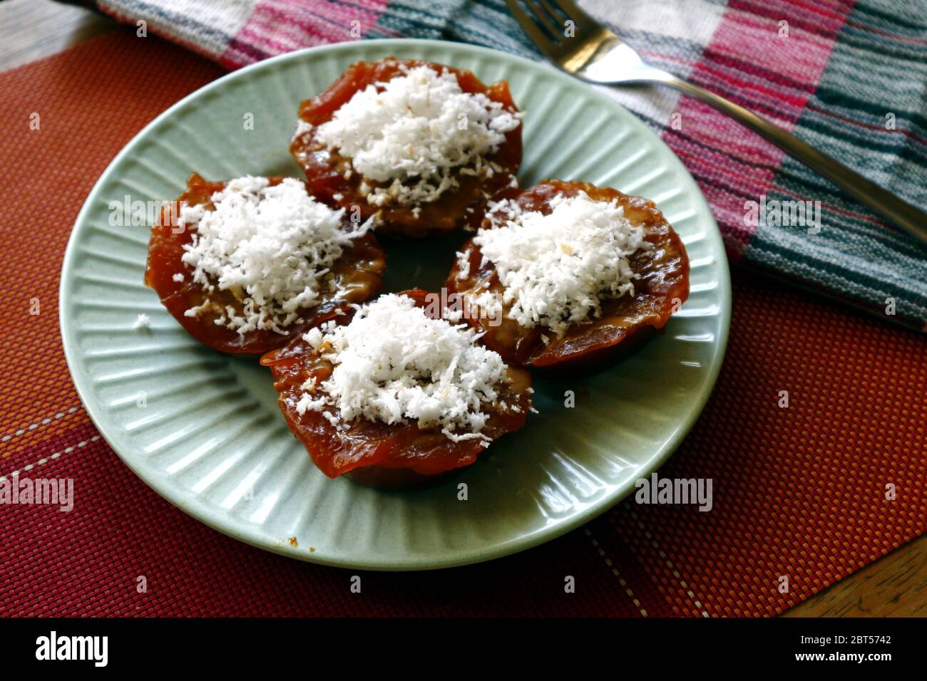 Photo de la nourriture philippine appelée Kutsinta ou gâteau de riz gluant avec des copeaux de noix de coco. Banque D'Images