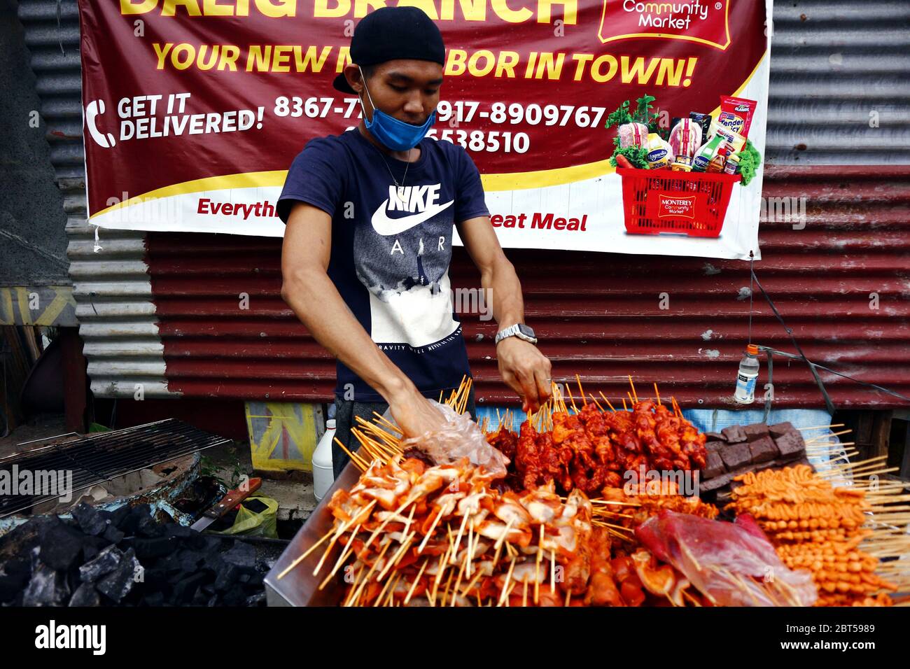 Antipolo City, Philippines - 21 mai 2020: Vendeur de rue vend des plats variés de porc grillé et de poulet innards barbecue à son restaurant improvisé. Banque D'Images