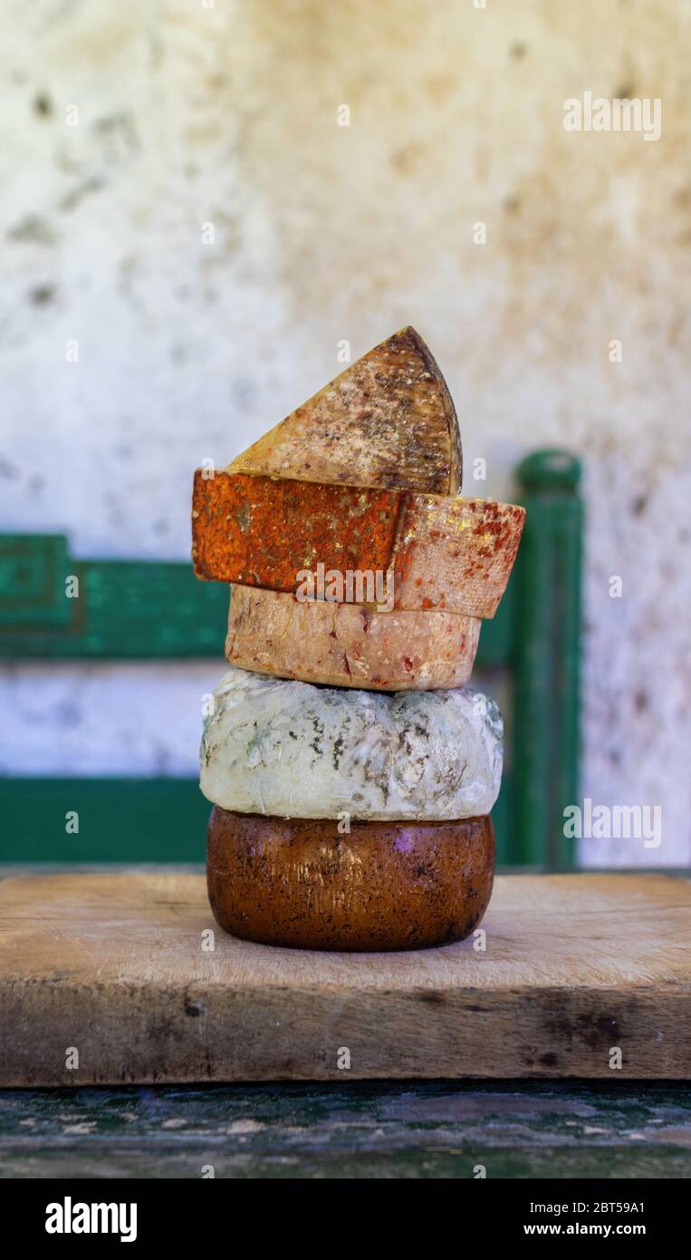 Différents types de fromage. Tour de fromages assortis sur une planche en bois dans un cadre rustique. Banque D'Images