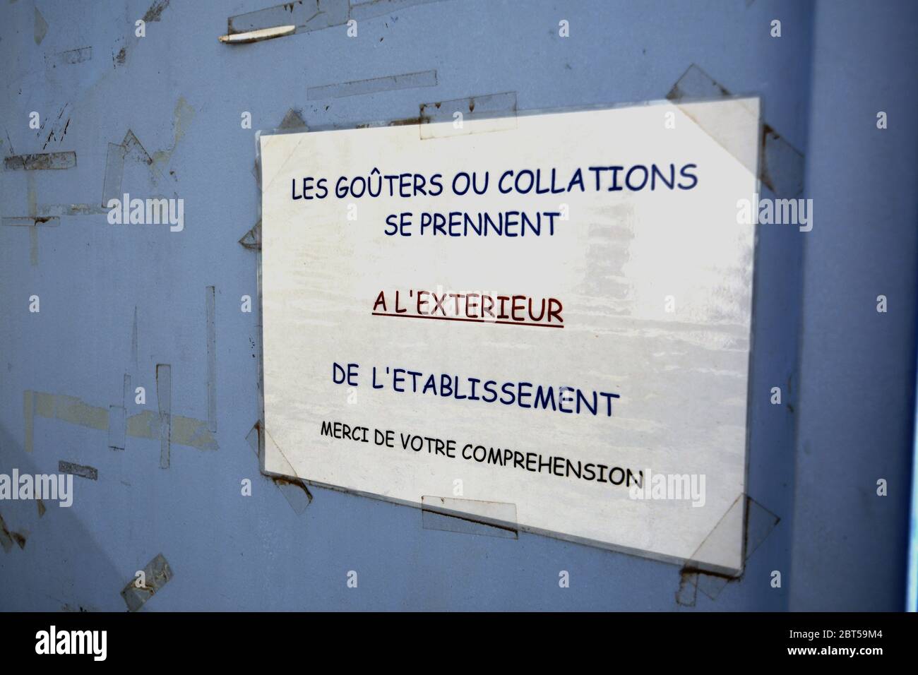 Marseille, France. 21 mai 2020. Un panneau indiquant que des collations doivent être prises à l'extérieur de l'établissement, dans une école pendant la pandémie du virus corona.alors que les écoles se préparent à rouvrir progressivement, diverses mesures préventives et précautions ont été adoptées pour prévenir la propagation de la maladie COVID-19. Crédit : SOPA Images Limited/Alamy Live News Banque D'Images