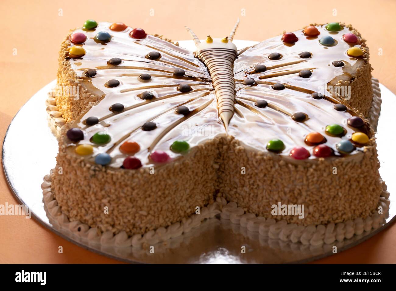 Gateau Au Fromage De Vanille En Forme De Papillon Avec Garniture De Caramel Colore Creme Glacee Au Moka Sur Une Base Argentee Photo Stock Alamy