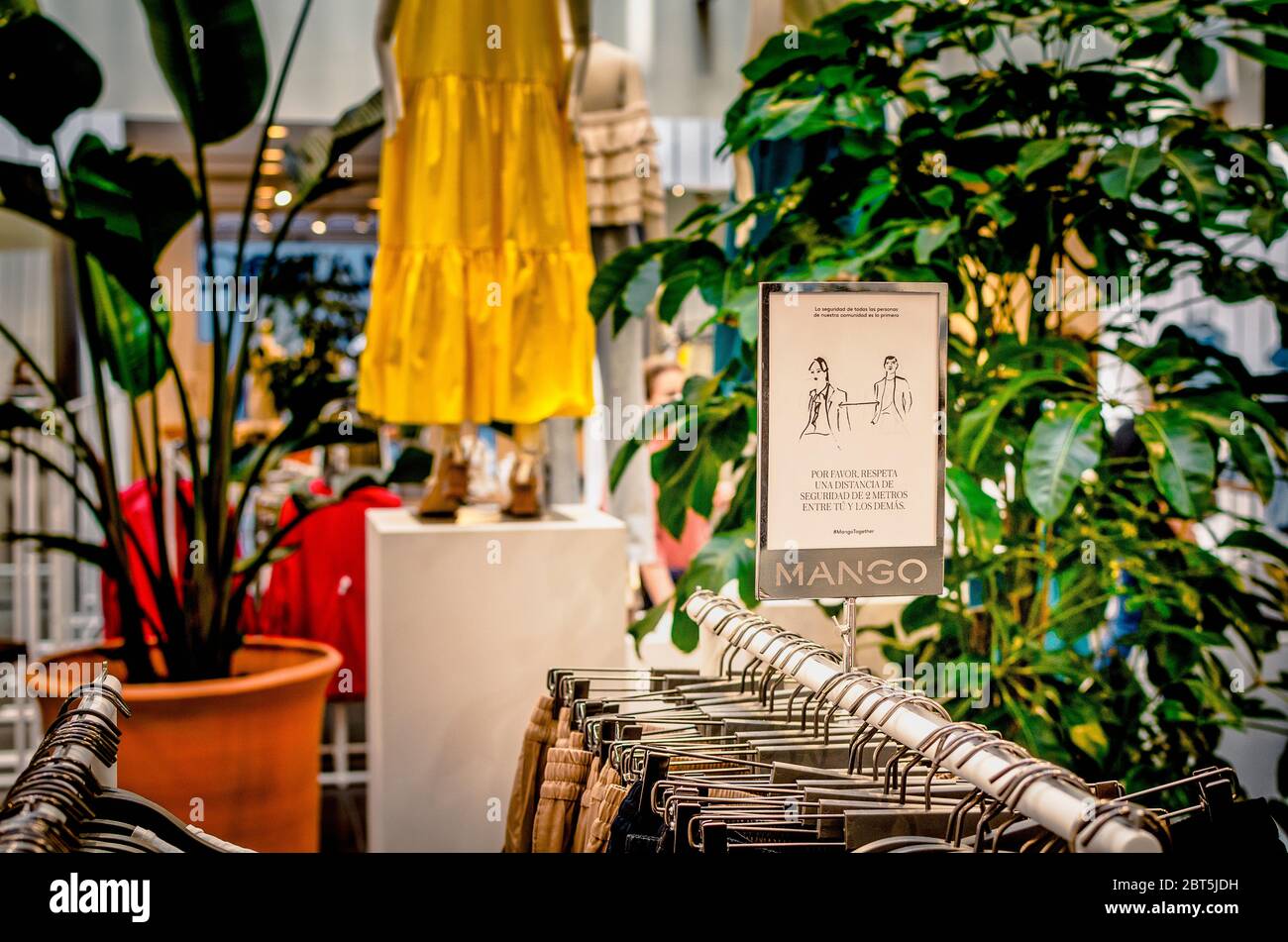 Intérieur d'un magasin Mango. Accent sélectif sur la règle de la distanciation sociale entre les clients (veuillez garder une distance sécuritaire entre eux et les autres) Banque D'Images