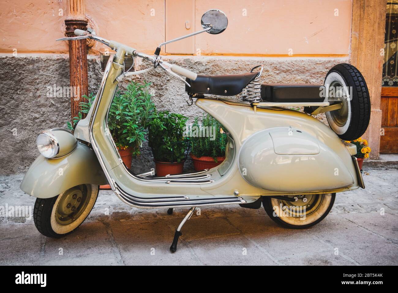 Grand Scooter Vintage En Laiton Vespa Rétro Blanc Écru Et Vert Tendre - 28 Cm