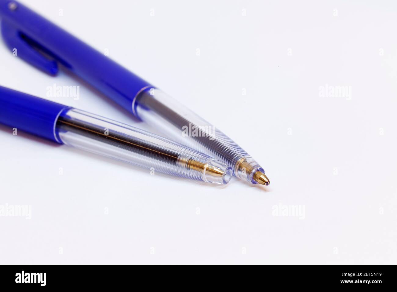 deux stylos d'encre bleue sur fond blanc Photo Stock - Alamy