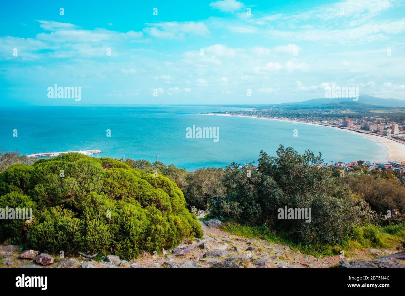 Vue sur la colline depuis une plage célèbre dans la région de Maldonado, Uruguay. Banque D'Images