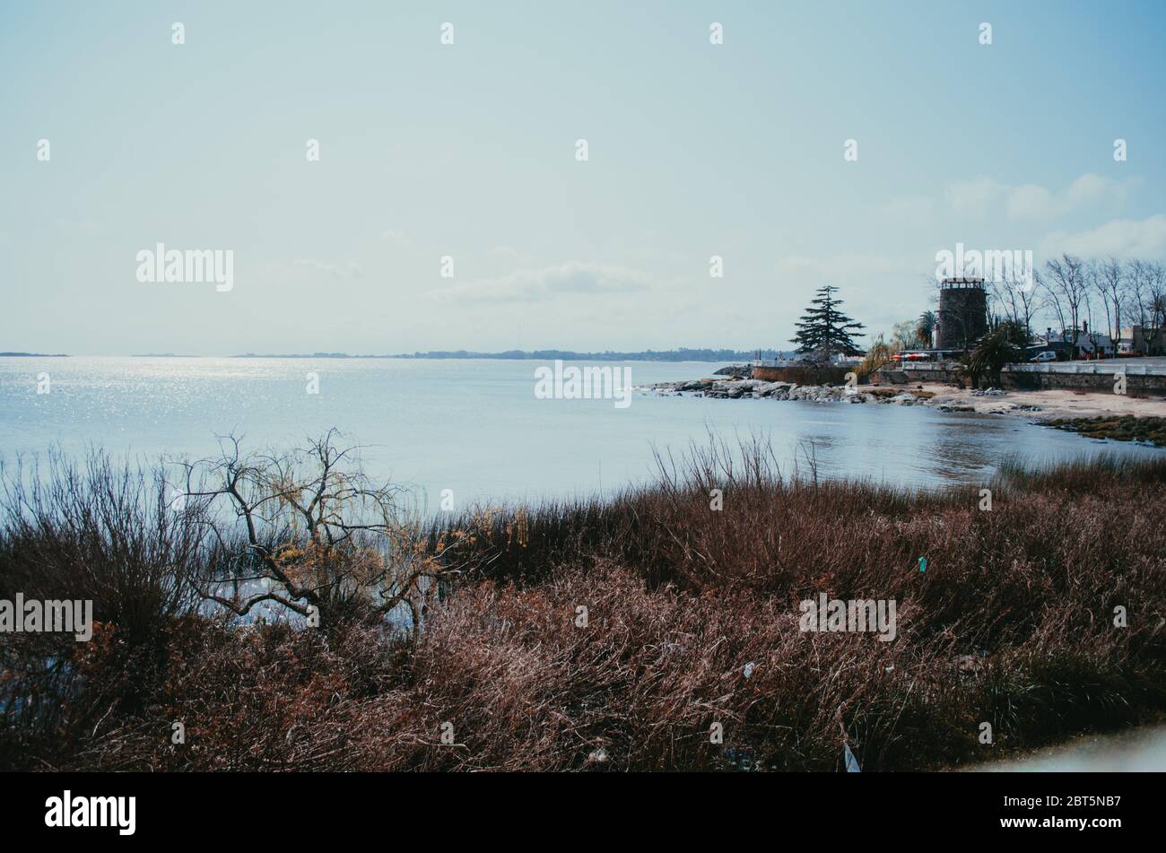 Une vue paisible et calme sur le Rio de la Plata dans le site historique de Colonia del Sacramento. Banque D'Images