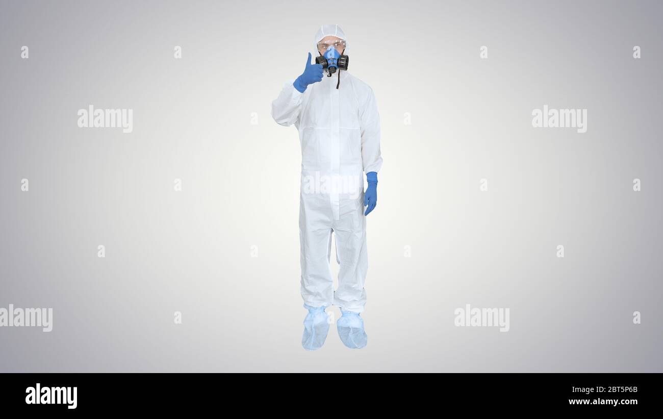 Homme en costume de protection, un masque et un respirateur Thumb sur fond gradient. Banque D'Images