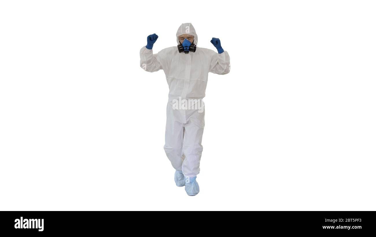 Homme en costume de hazamat marche et danse concept Covid-19 sur fond blanc. Banque D'Images
