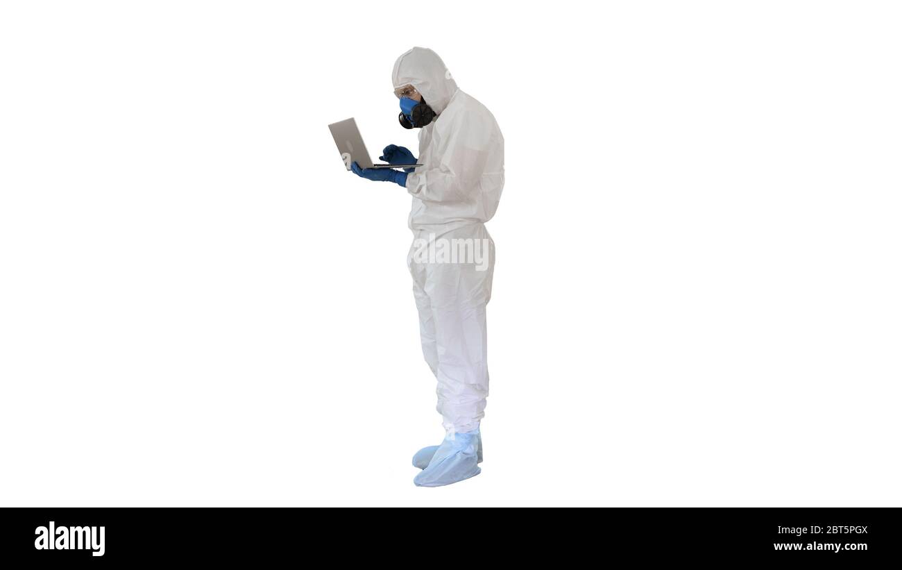 Médecin en uniforme de protection blanc utilisant un ordinateur portable sur fond blanc. Banque D'Images