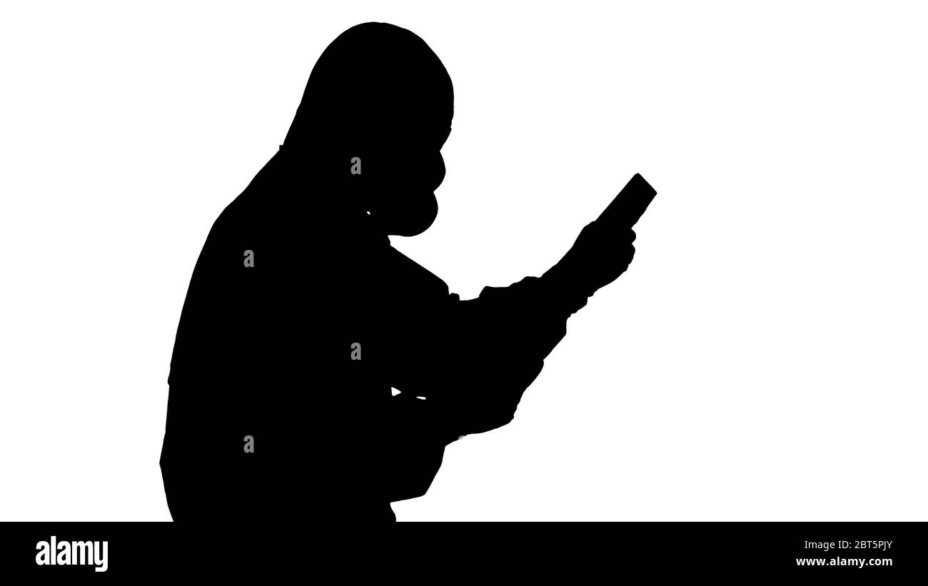 Silhouette Doctor en costume de protection regardant les poumons rayons X pendant la marche. Banque D'Images