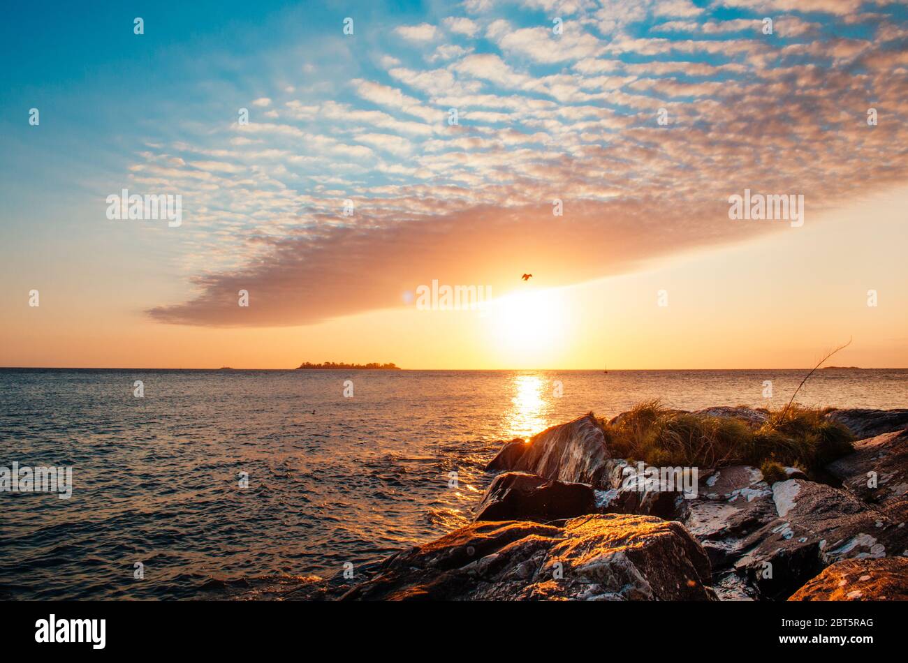 Une capture à couper le souffle de l'heure d'or à Colonia Del Sacramento, en Uruguay, avec vue sur le Rio de la Plata. Banque D'Images