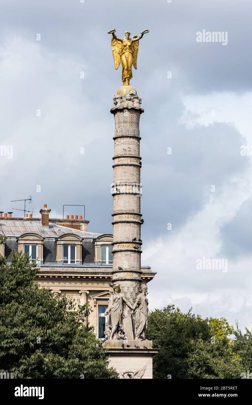 Une statue à ailes d'or au sommet d'une colonne dans le centre-ville de  Paris, en France Photo Stock - Alamy