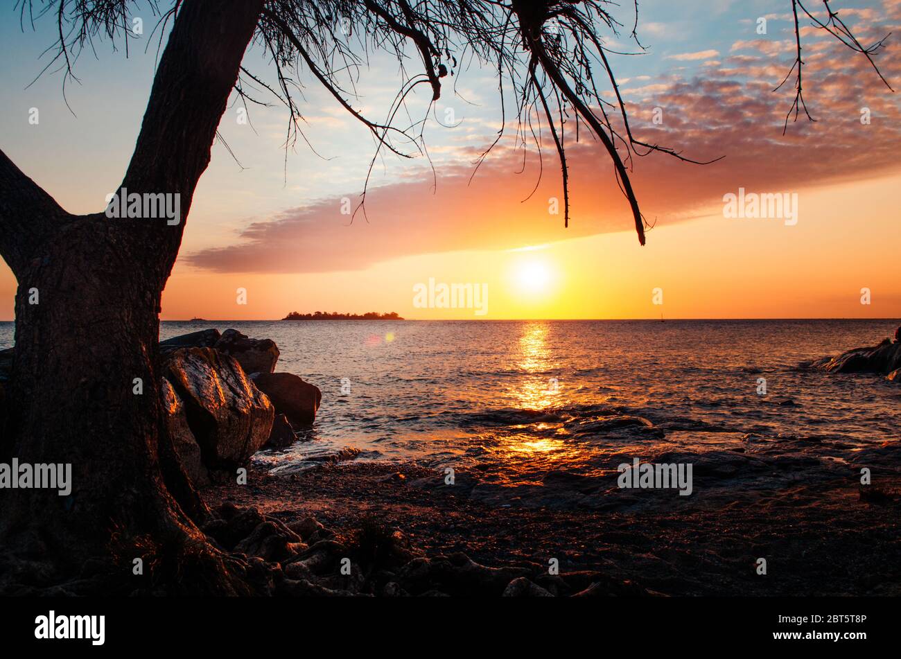 Une capture à couper le souffle de l'heure d'or à Colonia Del Sacramento, en Uruguay, avec vue sur le Rio de la Plata. Banque D'Images