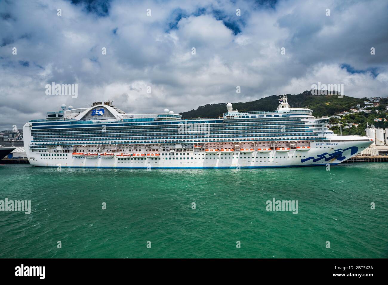Ruby Princess, bateau de croisière Princess Cruises, amarré sous des nuages sombres à Aotea Quay à Wellington, Île du Nord, Nouvelle-Zélande Banque D'Images