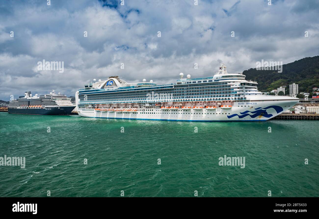 Ruby Princess, Princess Cruises et MS Noordam, Holland America Line, amarrés au quai Aotea de Wellington, Île du Nord, Nouvelle-Zélande Banque D'Images