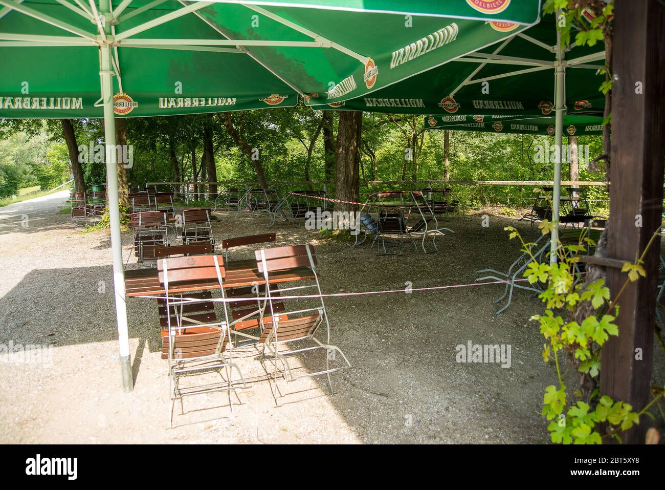 Perach,Allemagne-Mai 22,2020: Vue d'un cordoned hors du Biergarten avec des tables de jeux pour se conformer aux nouvelles règles pour les restaurants en Bavière. Banque D'Images