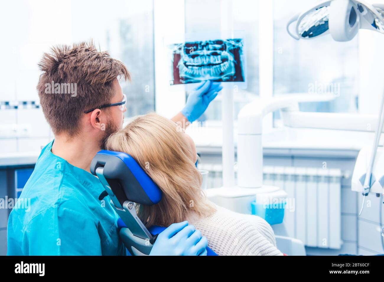 Médecin présentant un cliché de radiographie au patient Banque D'Images