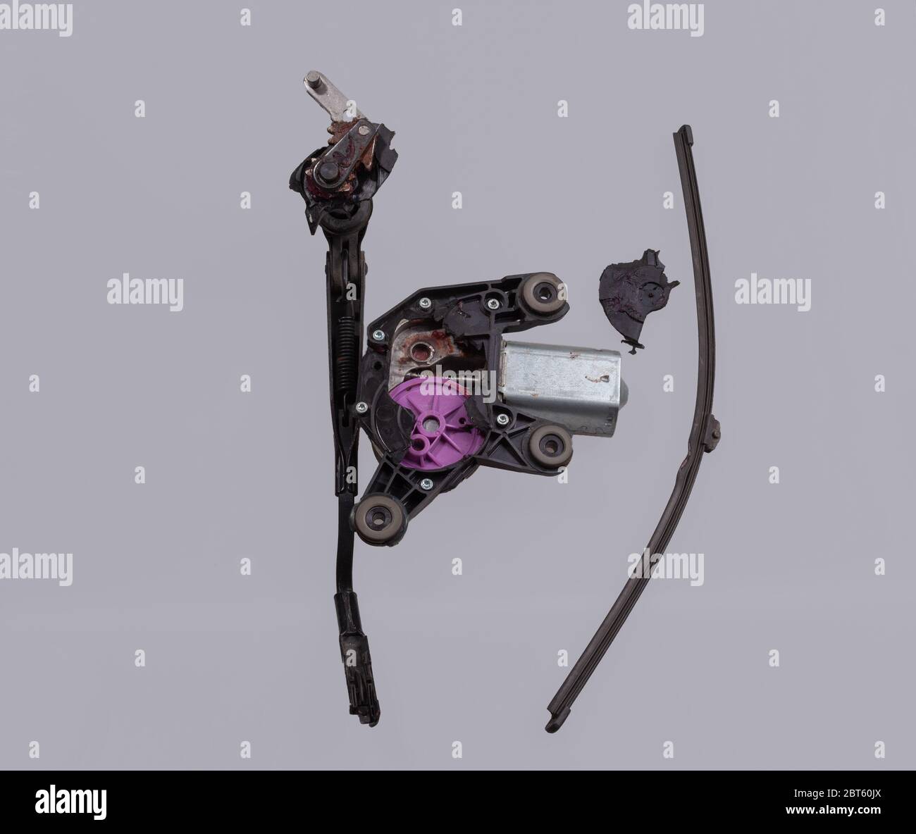 Essuie-glaces de queue cassés après une visite en voiture dans la baie de lavage avec bras d'essuie-glace et balai d'essuie-glace Banque D'Images