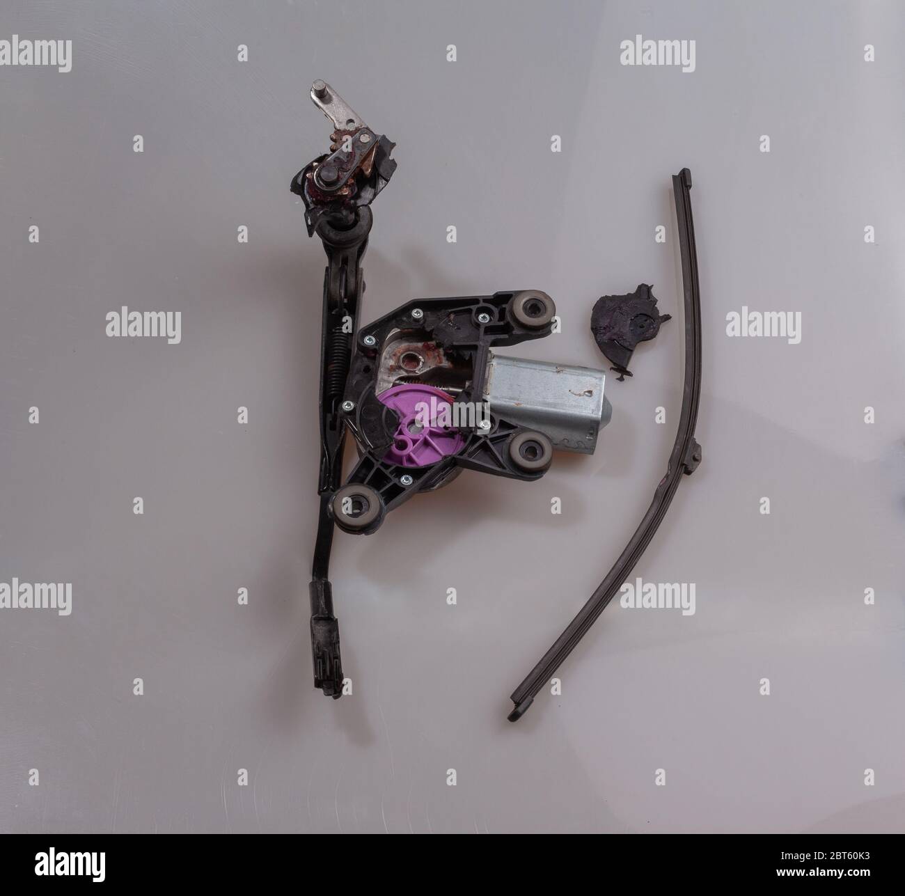 Essuie-glaces de queue cassés après une visite en voiture dans la baie de lavage avec bras d'essuie-glace et balai d'essuie-glace Banque D'Images