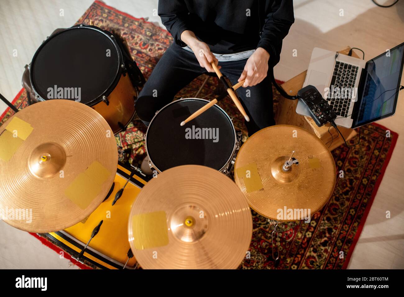 crossed drumsticks banque d image et photos alamy