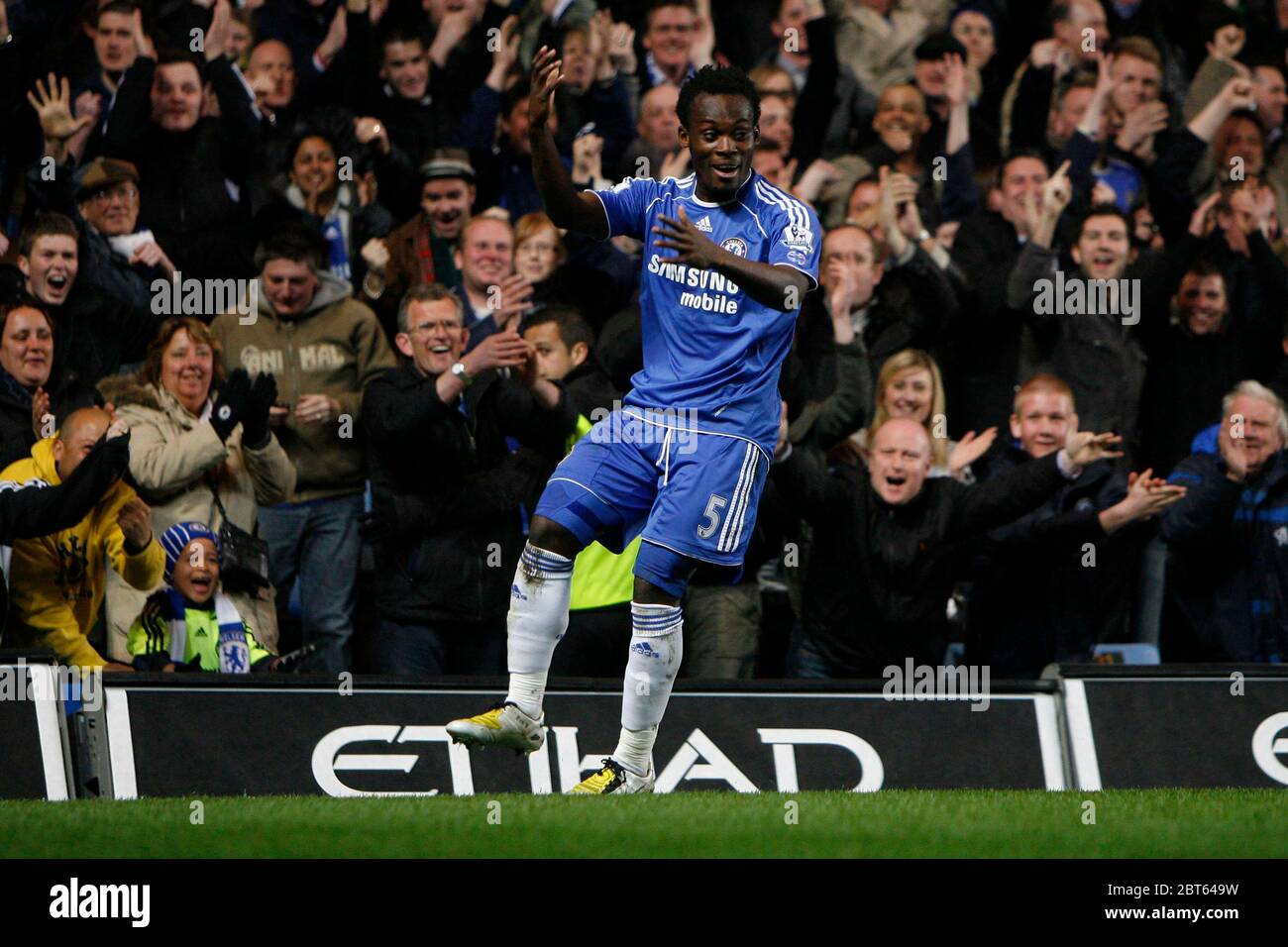 LONDRES, Royaume-Uni AVRIL 14 : Michael Essien de Chelsea marque le but d'ouverture de Chelsea et célèbre lors de la Premiership League entre Chelsea et Wigan Athleti Banque D'Images