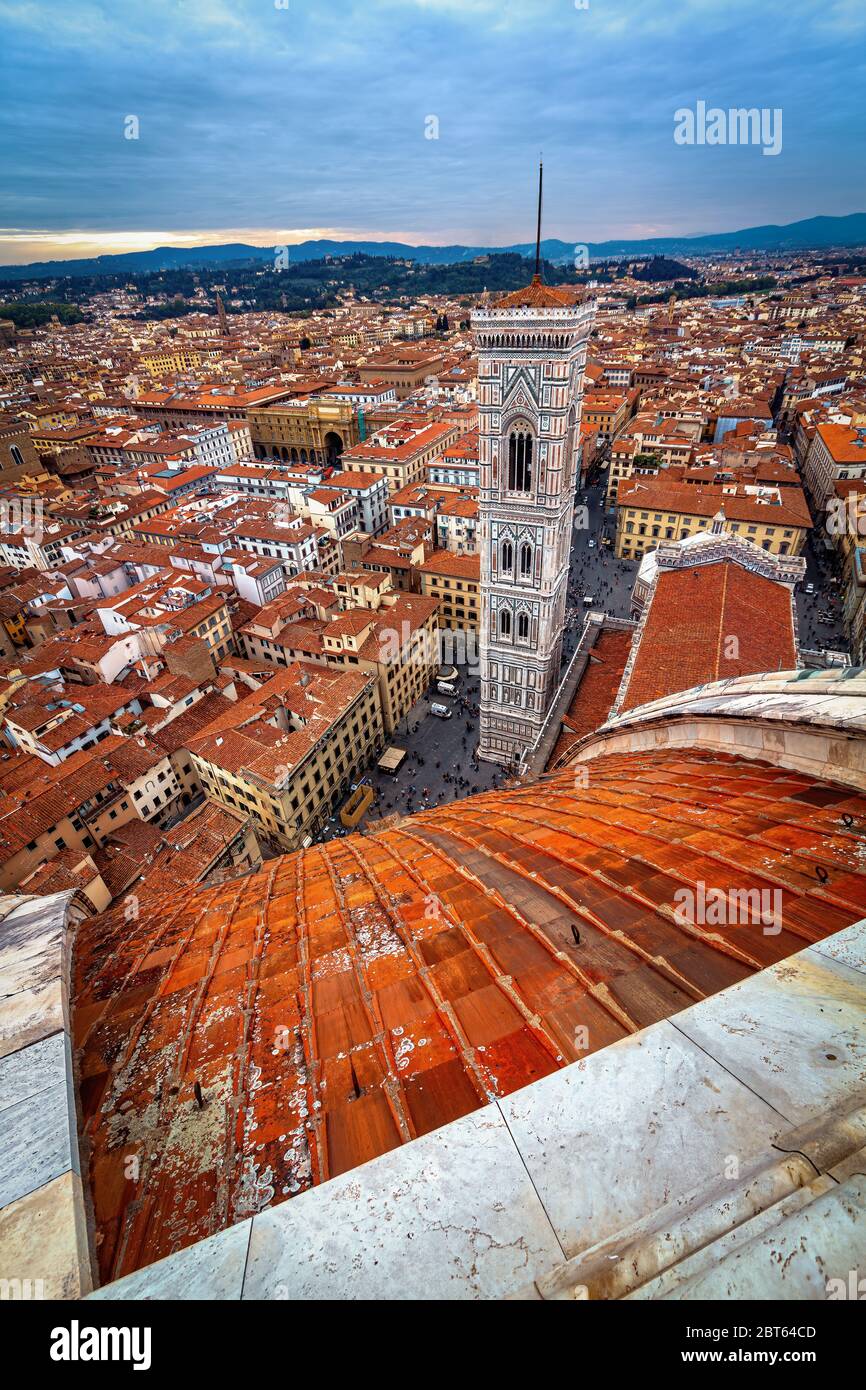 Vue panoramique vers le Campanile di Giotto depuis le sommet du dôme de Brunelleschi. Banque D'Images