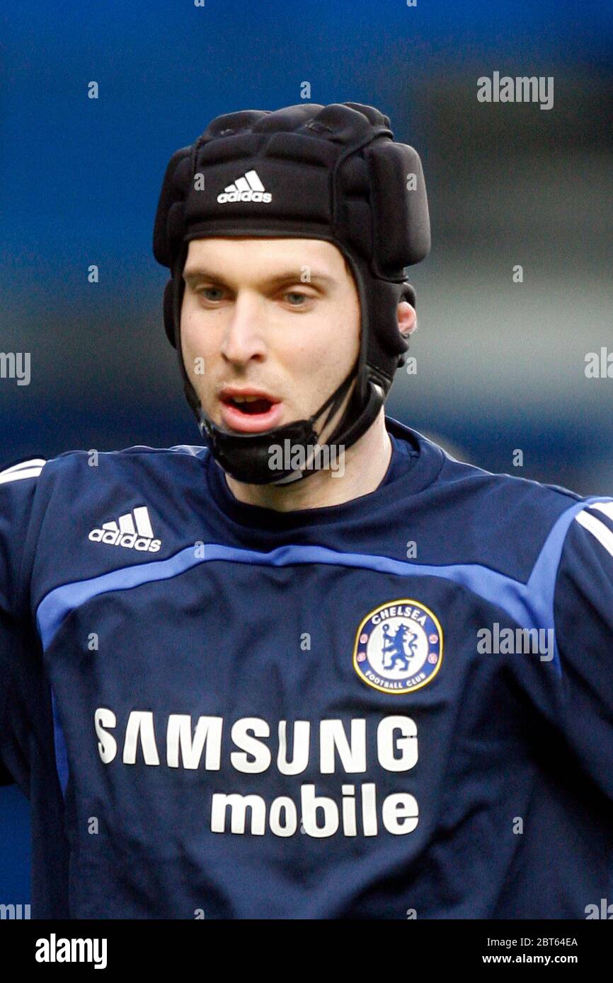 LONDRES, Royaume-Uni AVRIL 14: Le gardien de but de Chelsea Peter Cech retourne au travail dans le but avec un collier de protection de ses 50 points pendant la Premiership League betwe Banque D'Images