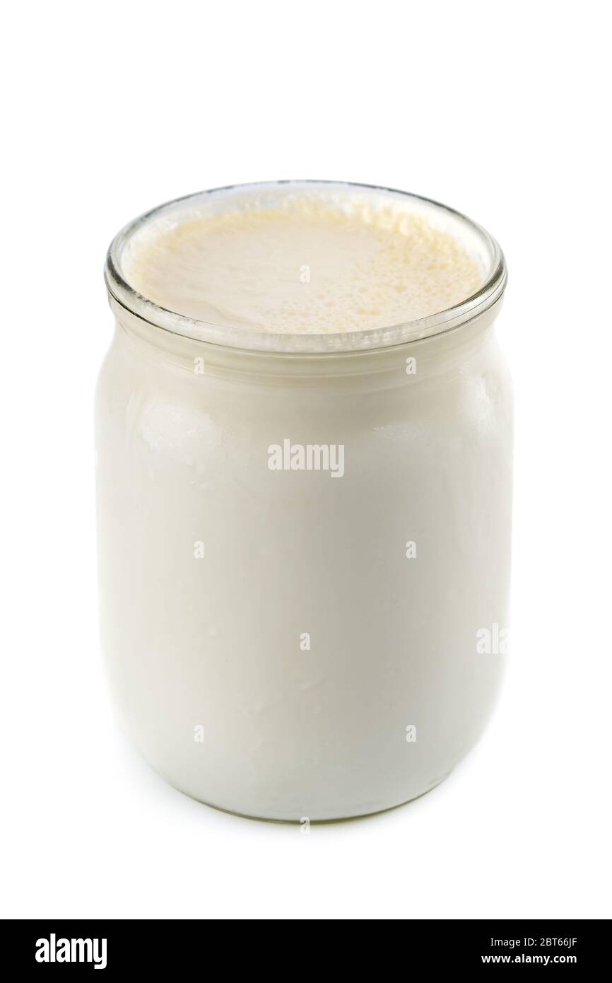 Yaourt géorgien matsoni dans une casserole en verre isolée sur fond blanc Banque D'Images