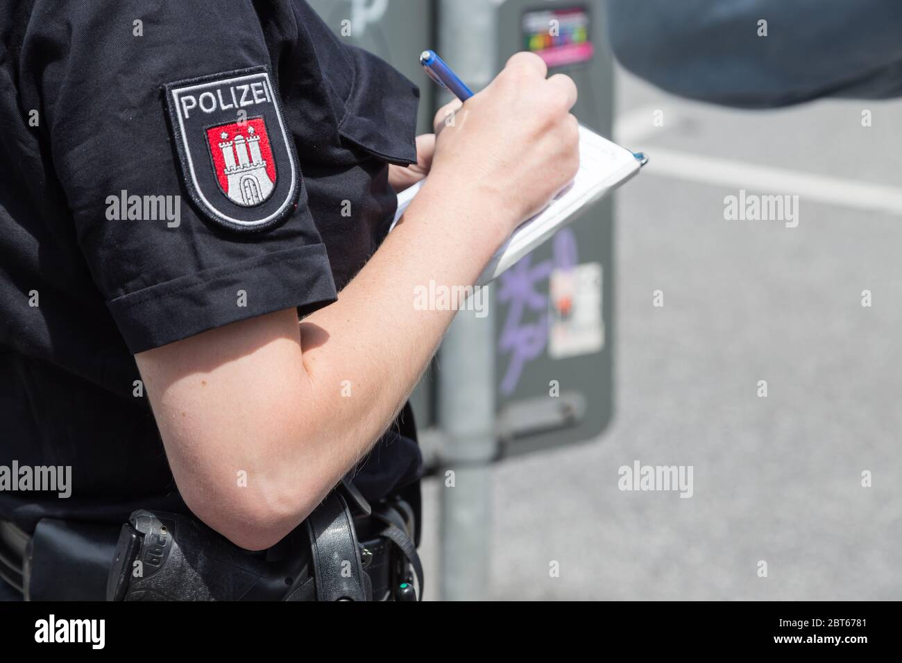 Femme policier à Hambourg Banque D'Images