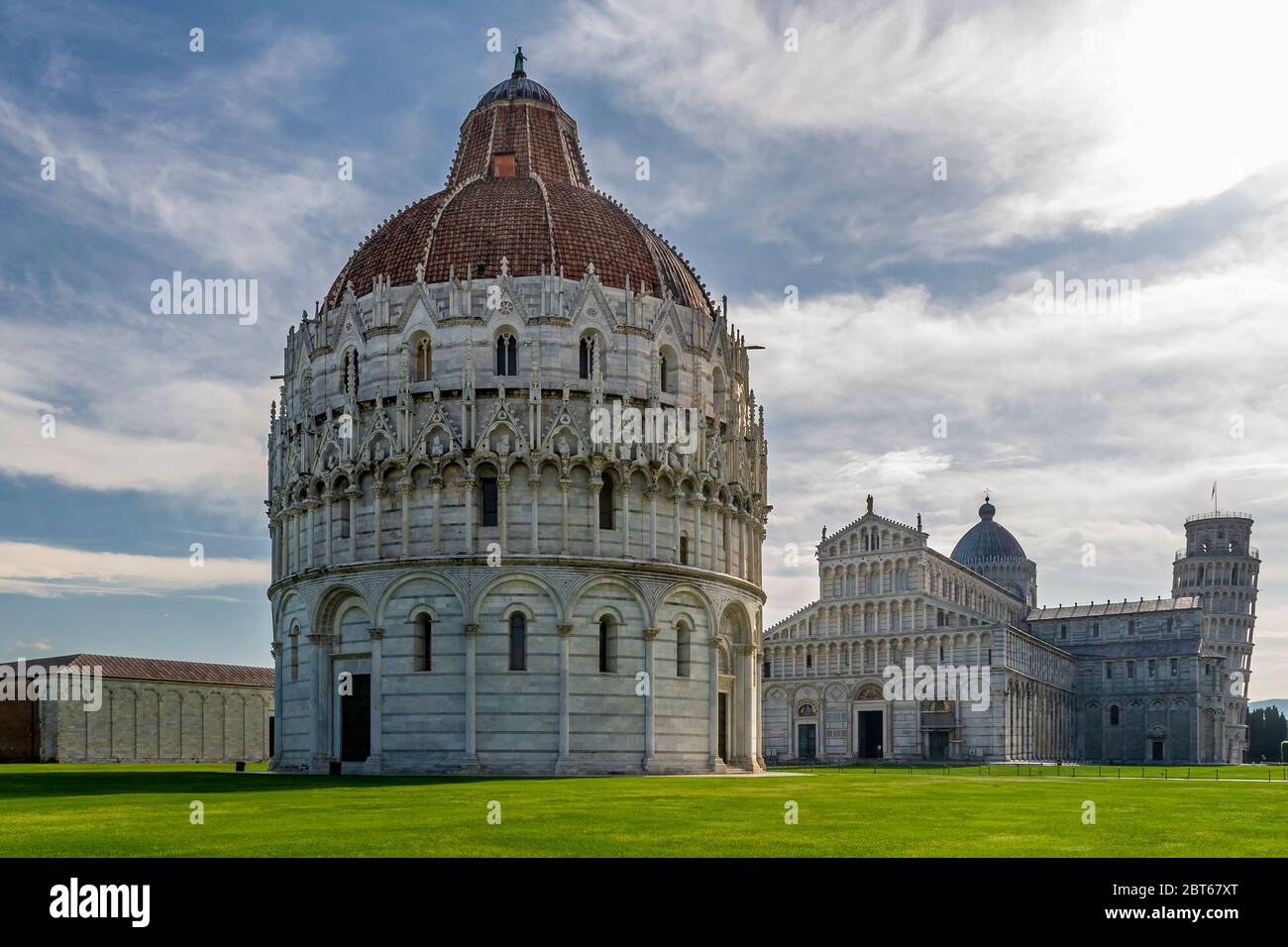 La célèbre place Piazza dei Miracoli et la tour penchée, dans le centre historique de Pise, en Italie, complètement déserte en raison du coronavirus Covid-19 Banque D'Images