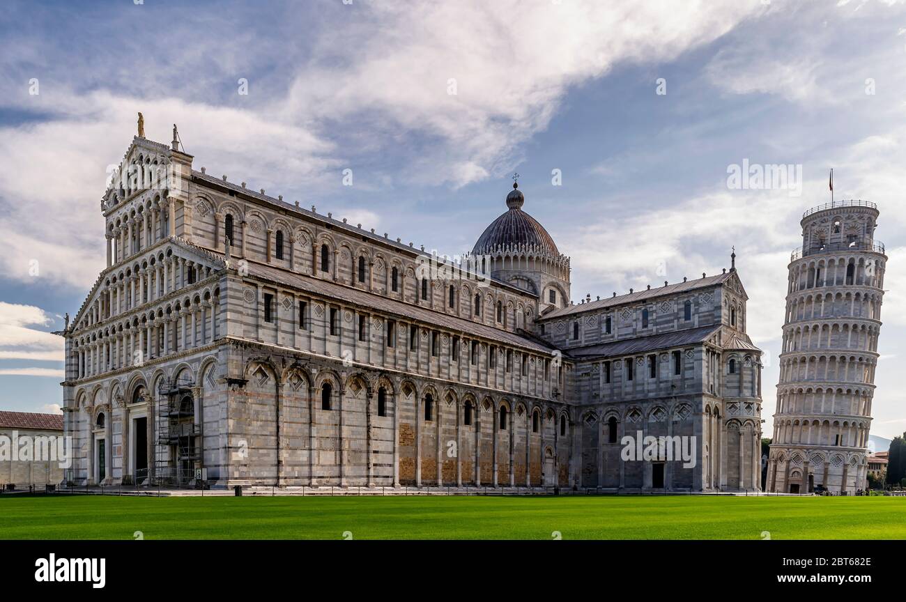 La célèbre place Piazza dei Miracoli et la tour penchée, dans le centre historique de Pise, en Italie, complètement déserte en raison du coronavirus Covid-19 Banque D'Images
