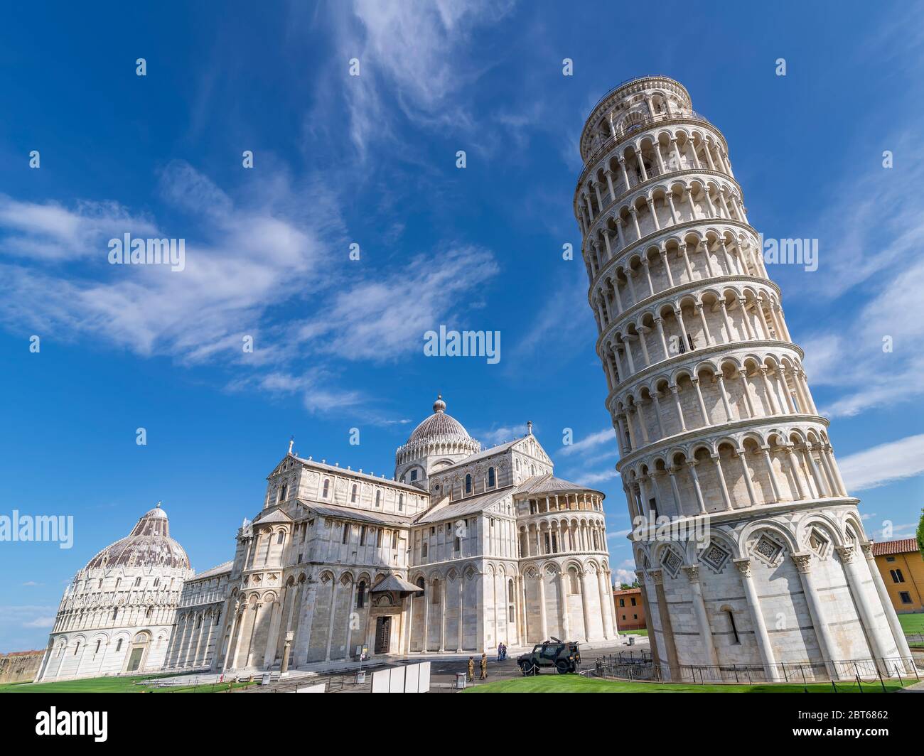 La célèbre place Piazza dei Miracoli et la tour penchée, dans le centre historique de Pise, en Italie, complètement déserte en raison du coronavirus Covid-19 Banque D'Images