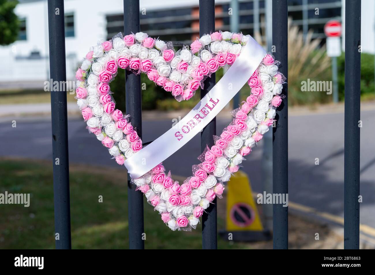 Fleurs commémorant 3 ans depuis l'attentat de Manchester. Smile for Sorrell est une campagne pour se rappeler Sorrell Leczkowski, d'Adel, a été parmi 22 personnes qui sont mortes lorsqu'un kamikaze a attaqué des amateurs de concerts à l'Arena de Manchester le 22 mai 2017. Allerton High School King Lane, Alwoodly, Leeds LS17 7AG West Yorkshire United. Royaume Banque D'Images