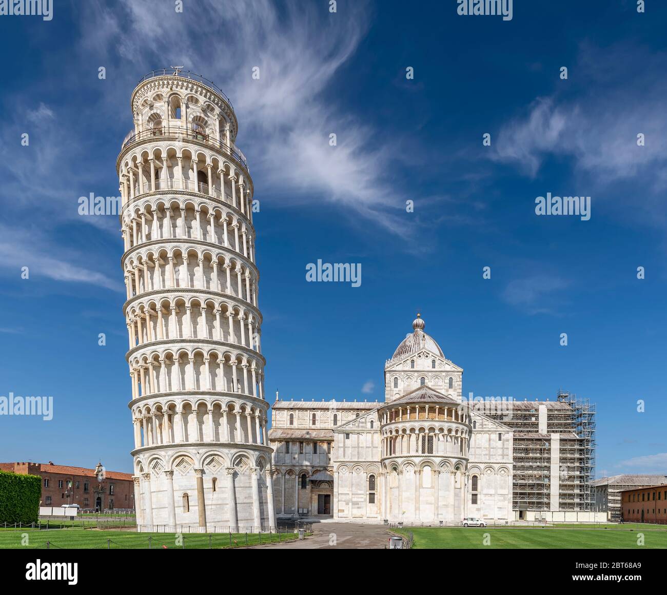 La célèbre place Piazza dei Miracoli et la tour penchée, dans le centre historique de Pise, en Italie, complètement déserte en raison du coronavirus Covid-19 Banque D'Images