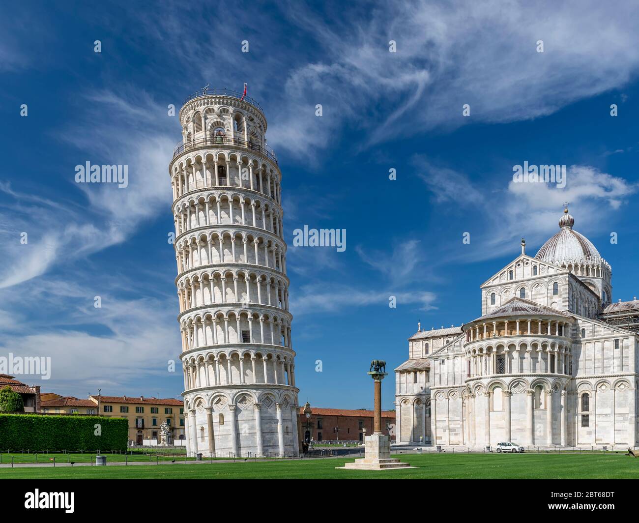 La célèbre place Piazza dei Miracoli et la tour penchée, dans le centre historique de Pise, en Italie, complètement déserte en raison du coronavirus Covid-19 Banque D'Images