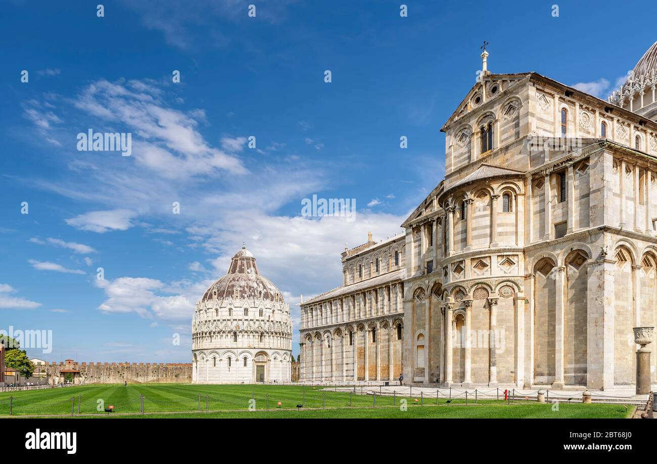 La célèbre place Piazza dei Miracoli, centre historique de Pise, Italie, avec très peu de personnes en raison de la pandémie du coronavirus Covid-19 Banque D'Images